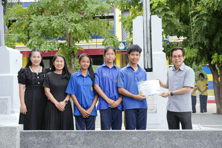 ได้รับรางวัลชมเชยพร้อมเงินรางวัล 1,000 บาท ในการประกวดแสดงทางวิทยาศาสตร์ (Science Show)